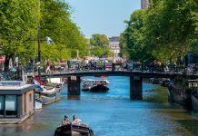 “Tom Hanks: America’s Irresistible Heartthrob and Humanitarian” “Tom Hanks: America’s Irresistible Heartthrob and Humanitarian”