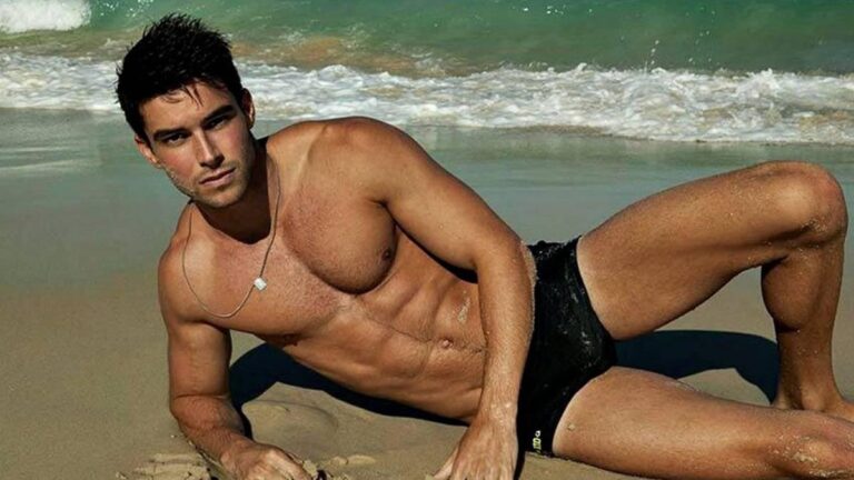Spandex Seduction: Speedo Guys Heat Up with Bare Exposure!