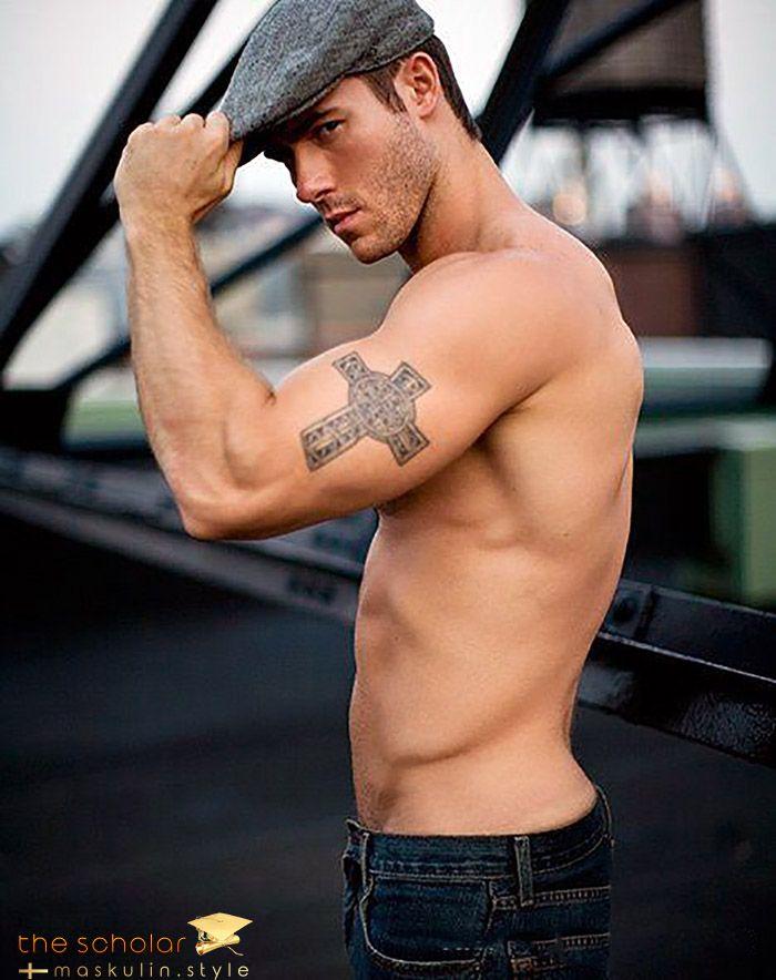 Beneath the Sheets: My First Throbbing Encounter with Aiden’s Manhood